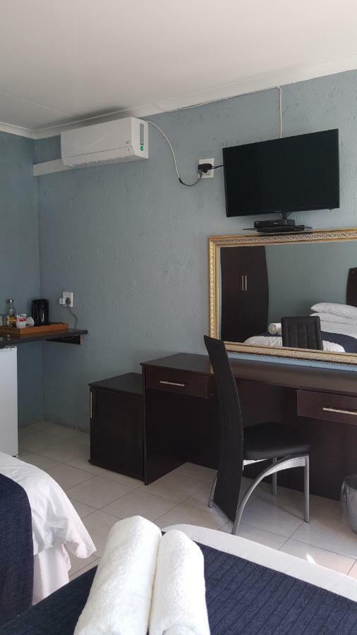 Silver Rest Guesthouse Mafikeng Ngoại thất bức ảnh